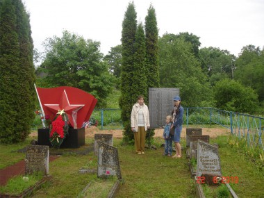 У братской могилы, где захоронен Григорий Лазаревич Краев