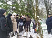 Учащиеся БСШ на могиле Василия Александрова