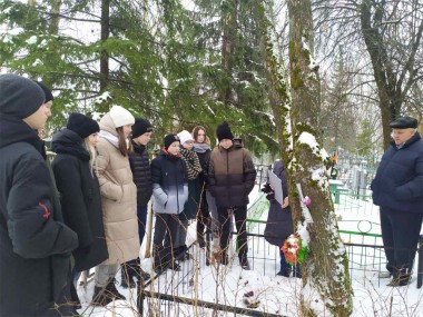 Учащиеся БСШ на могиле Василия Александрова