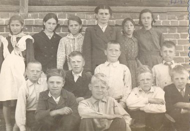 Ученики 5-го класса Курлаковской школы с учительницей. Справа крайняя в верхнем ряду Галя Разживина