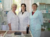 В ФАПе поселка Советский работают 3 человека: заведующая пунктом фельдшер Н.Е. Красильникова (в центре), медсестра физиотерапевтического кабинета Л.М. Романова (слева) и медсестра процедурного кабинета Л.Н. Соболева
