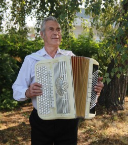 В свои 70 лет Владимир Иванович Огдин выглядит замечательно, в этом ему помогают спорт и музыка