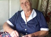 В свои 90 лет Пелагея Васильевна Прокофьева увлечена плетением ковриков