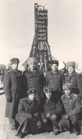Валерий Андронов (второй справа во втором ряду) с лучшими друзьями – первопроходцами космодрома – на стартовой площадке