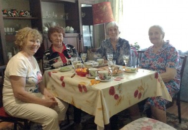 Встреча с друзьям в Большом Мурашкине. Евдокия Шарынина-Лосюк — слева