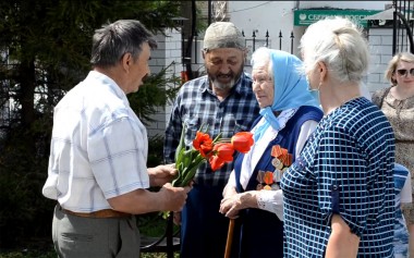 Зоя Васильевна Бабанова принимает поздравления от своих учеников