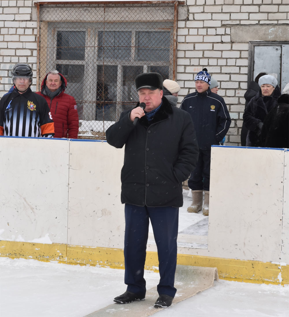 Глава МСУ Николай Беляков приветствует хоккеистов и болельщиков